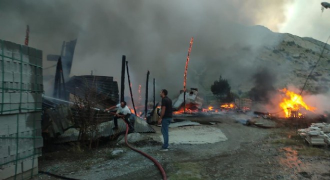  Uzundere'de korkutan yangın